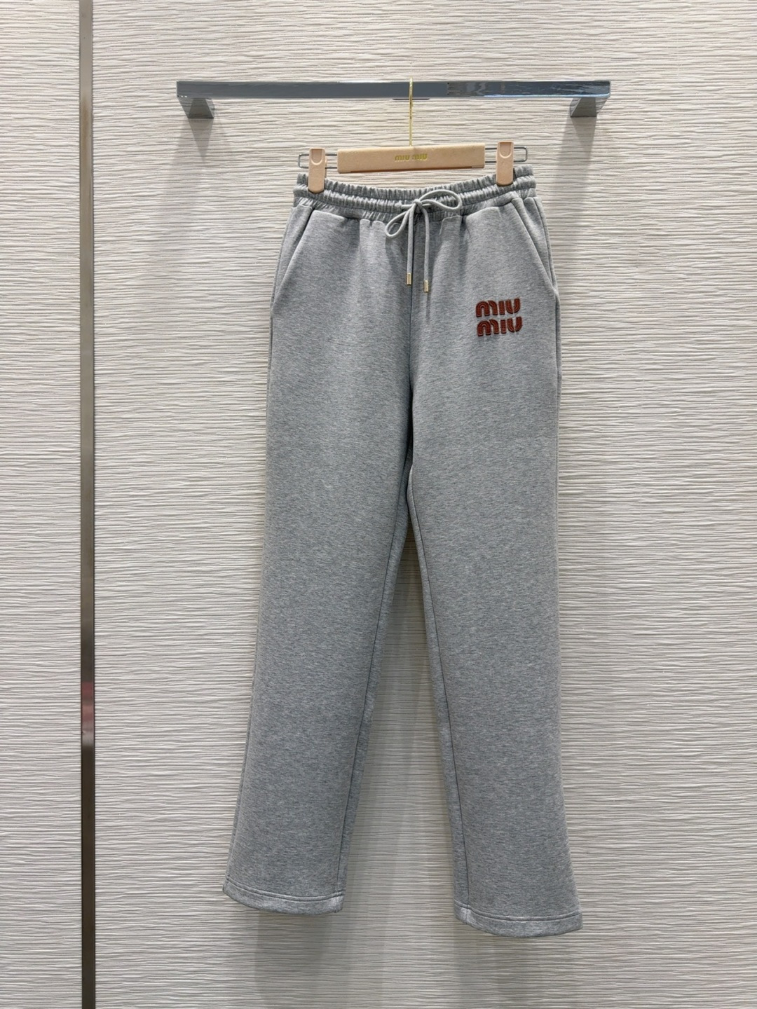 🛍️Miu Mi*👑 2025FW新款套装 上身显瘦又提升时髦度，复古优雅气质单品。衣橱必备！做工品质看