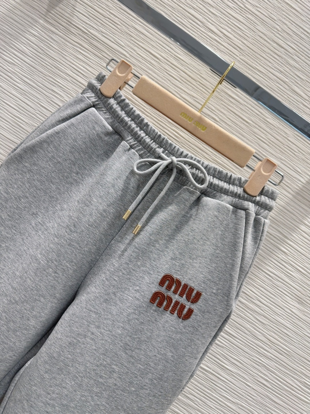 🛍️Miu Mi*👑 2025FW新款套装 上身显瘦又提升时髦度，复古优雅气质单品。衣橱必备！做工品质看