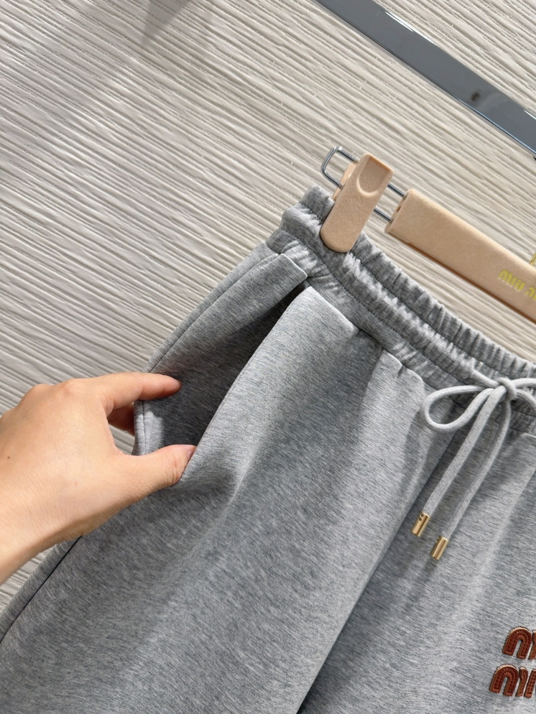 🛍️Miu Mi*👑 2025FW新款套装 上身显瘦又提升时髦度，复古优雅气质单品。衣橱必备！做工品质看