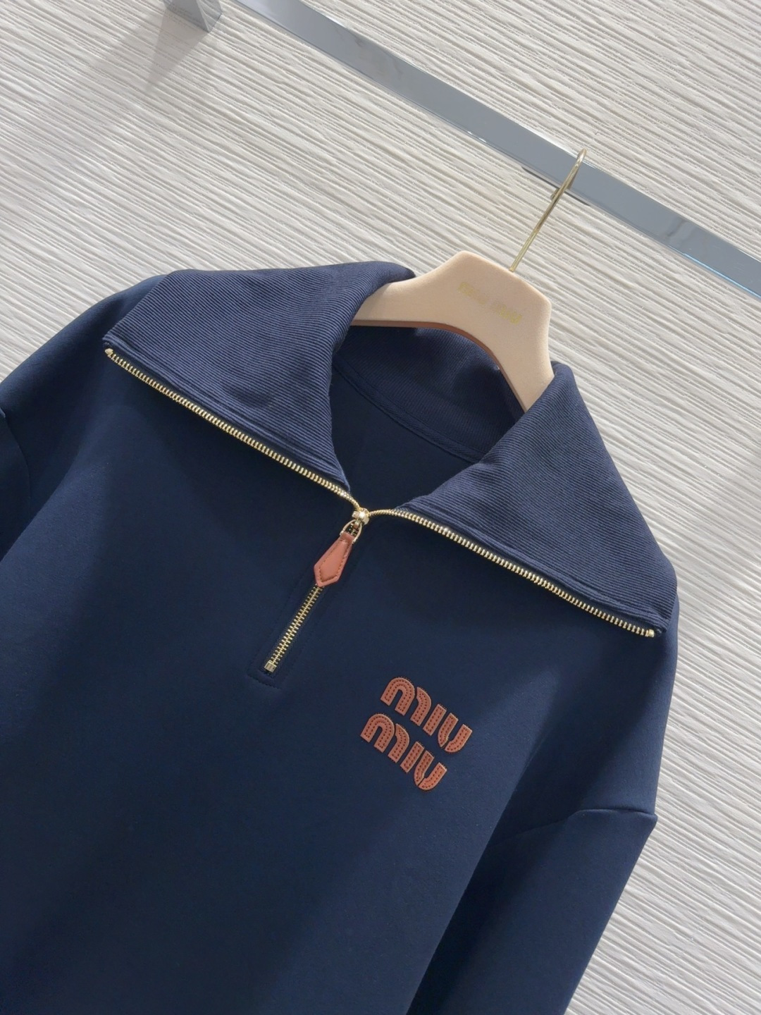 🛍️Miu Mi*👑 2025FW新款套装 上身显瘦又提升时髦度，复古优雅气质单品。衣橱必备！做工品质看