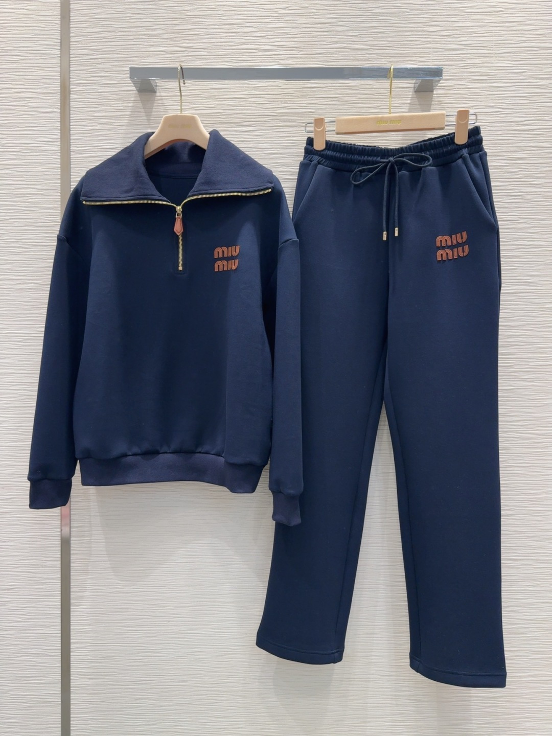 🛍️Miu Mi*👑 2025FW新款套装 上身显瘦又提升时髦度，复古优雅气质单品。衣橱必备！做工品质看