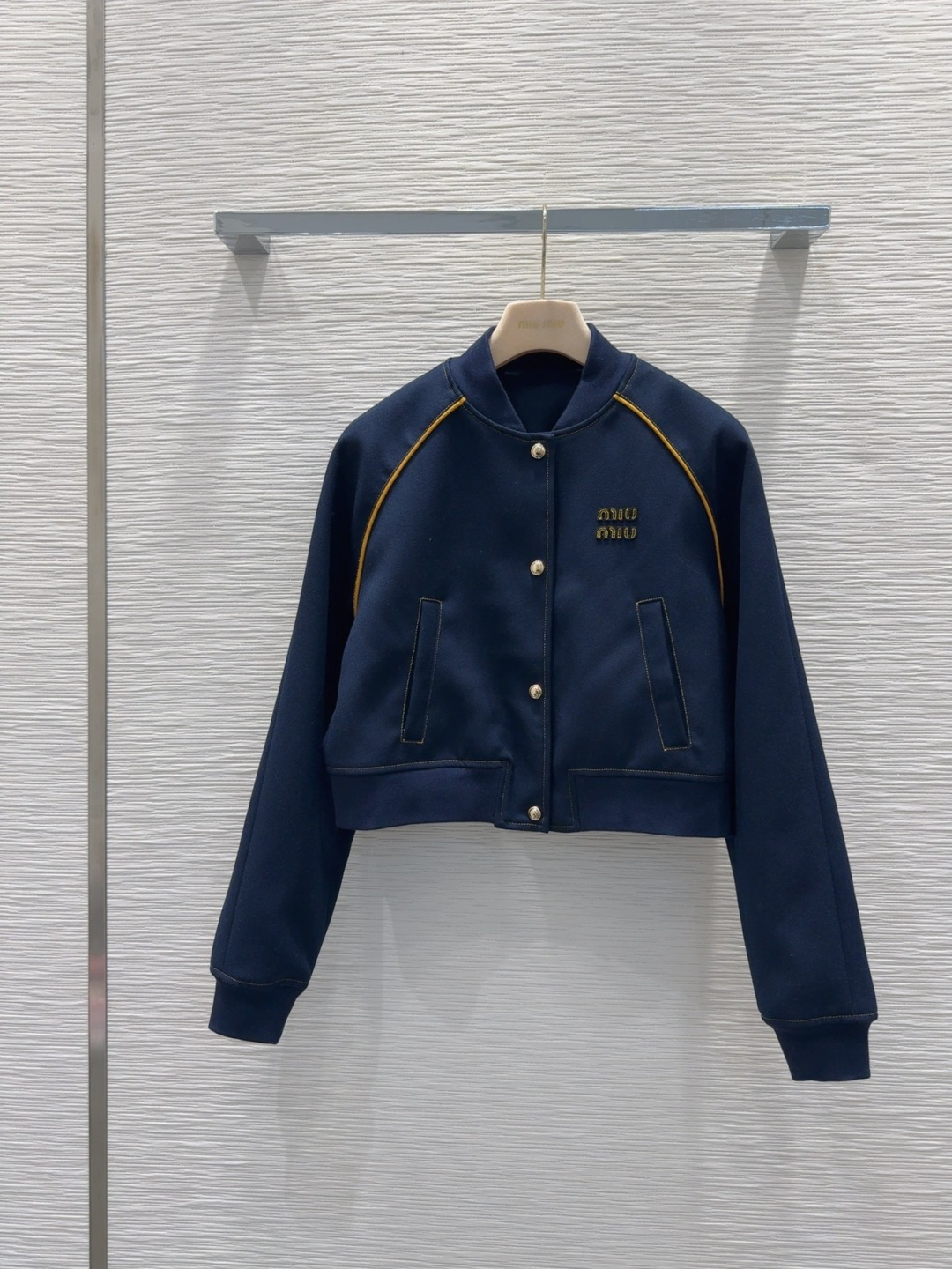 🛍️Miu Mi* 👑2025FW新款时尚外套 经典又有型 自带气场 面料质感很奈斯 时髦又高级 颜色超