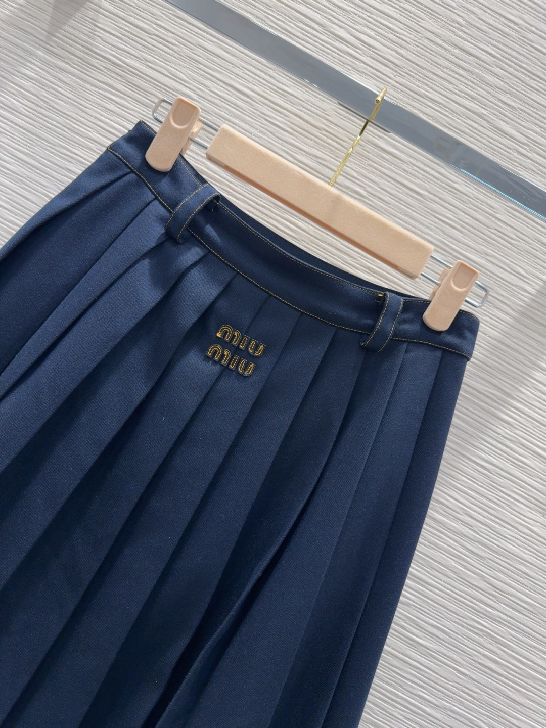 🛍️ Miu Mi* 👑2025FW新款百褶半裙 质感十足 优雅气质设计 日常OL都OK 一款具有独特魅