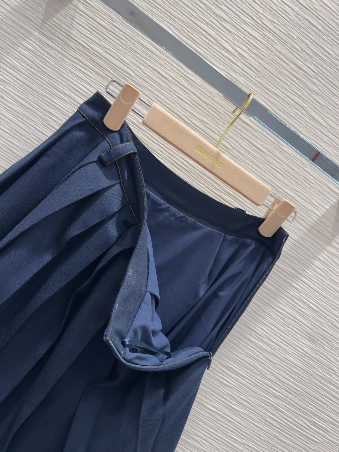 🛍️ Miu Mi* 👑2025FW新款百褶半裙 质感十足 优雅气质设计 日常OL都OK 一款具有独特魅