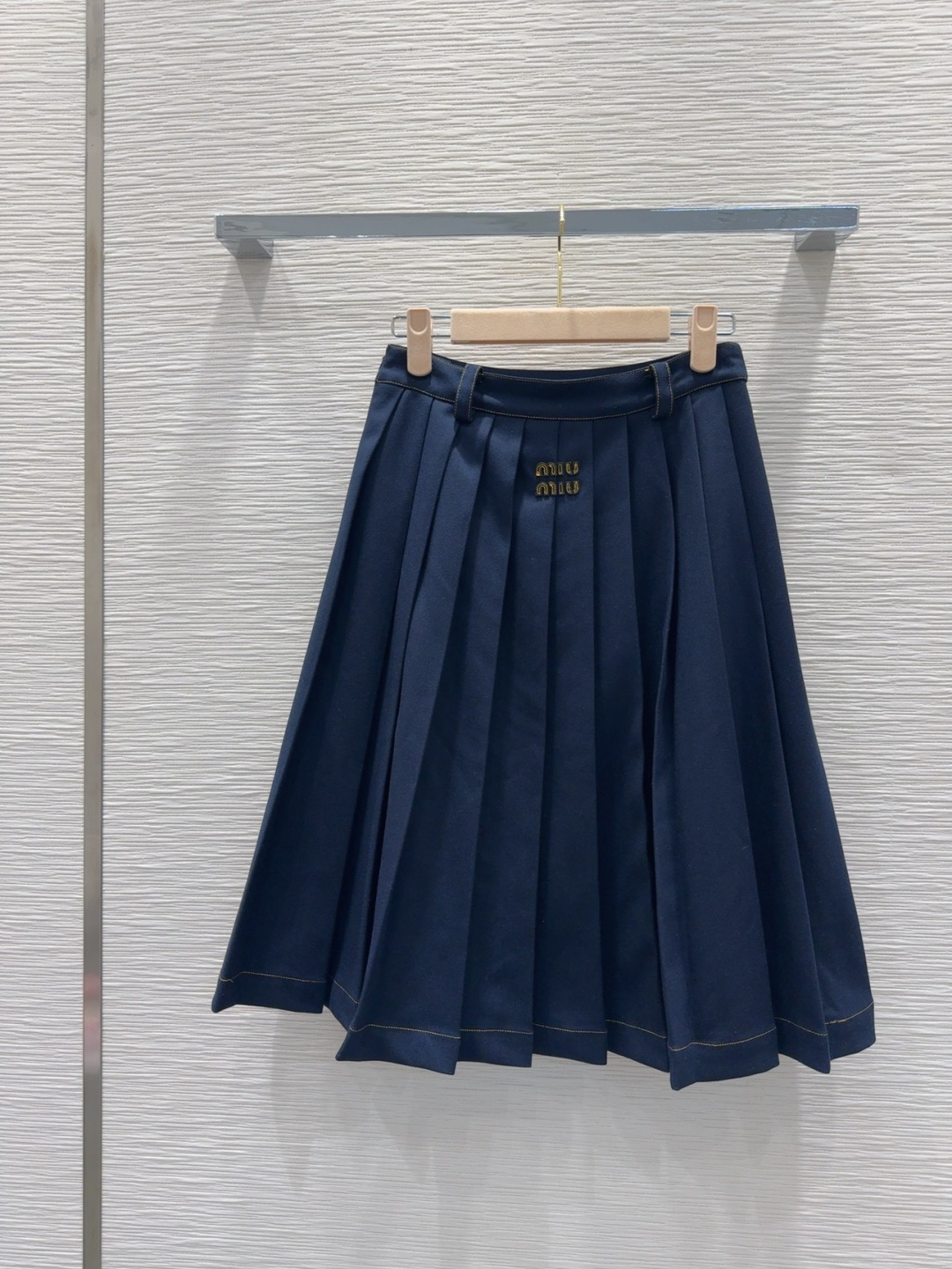 🛍️ Miu Mi* 👑2025FW新款百褶半裙 质感十足 优雅气质设计 日常OL都OK 一款具有独特魅