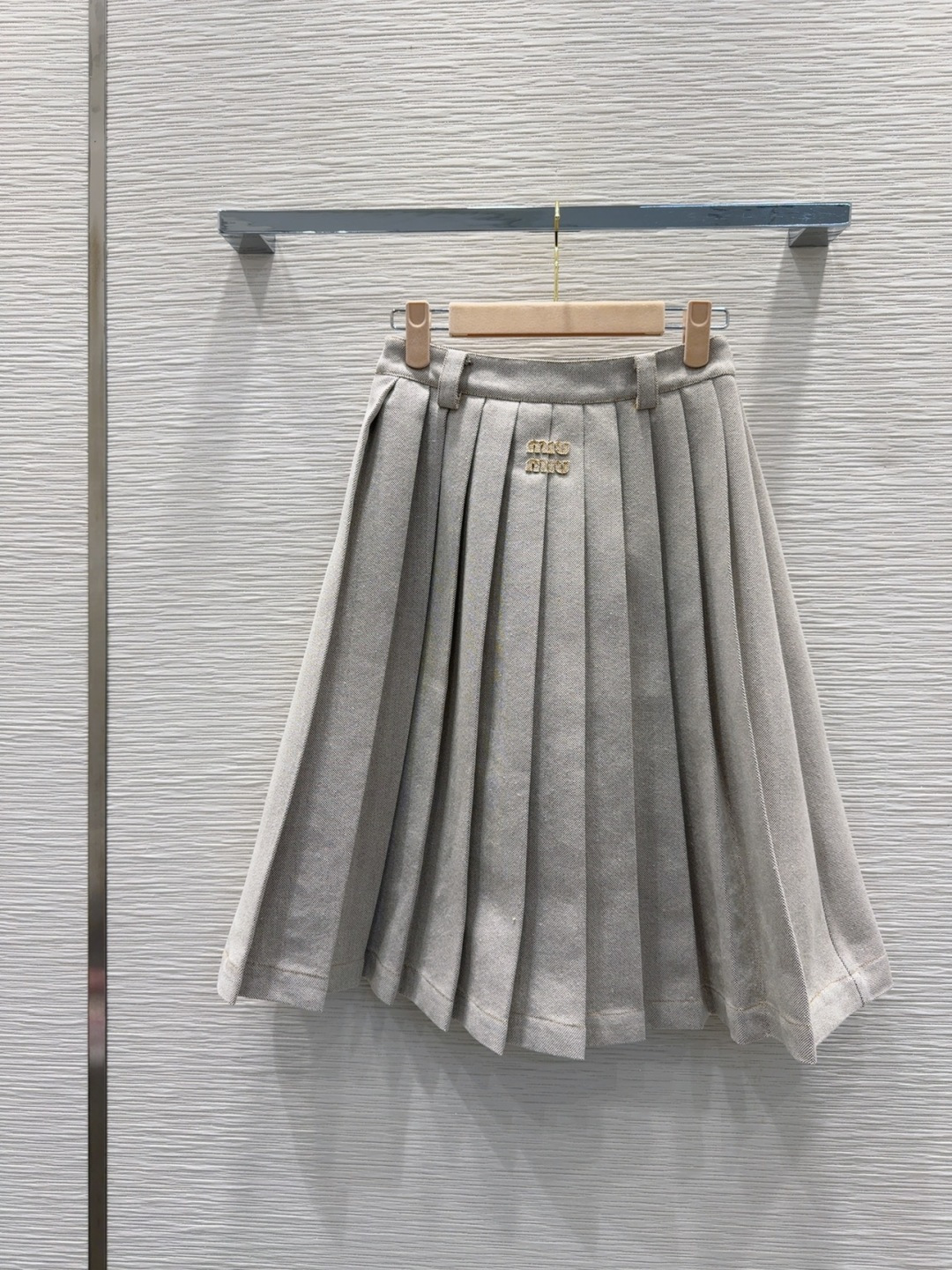 🛍️ Miu Mi* 👑2025FW新款百褶半裙 质感十足 优雅气质设计 日常OL都OK 一款具有独特魅