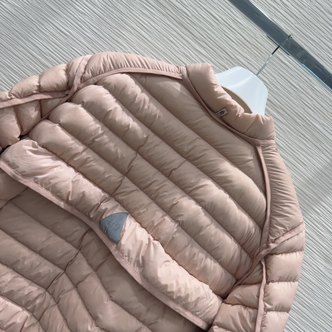 🛍️Moncle*👑2025FW新款羽绒服 90%鹅绒 充绒量71克 整体保暖效果拉满，常规款羽绒服 休