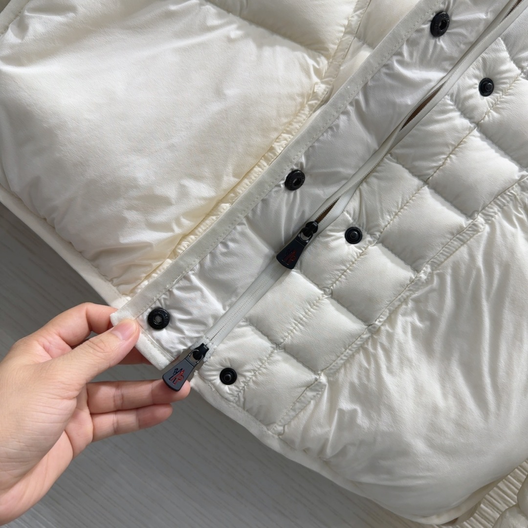 🛍️Moncle*👑2025FW新款羽绒服 90%鹅绒 充绒量71克 整体保暖效果拉满，常规款羽绒服 休