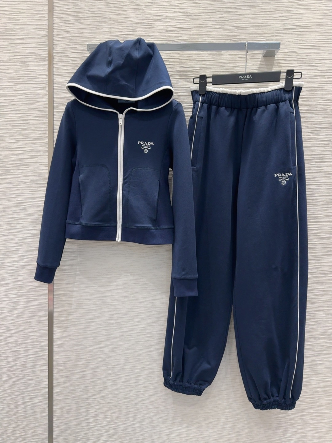 🛍️Prad*👑 2025FW新款套装 上身显瘦又提升时髦度，复古优雅气质单品。衣橱必备！做工品质看细节