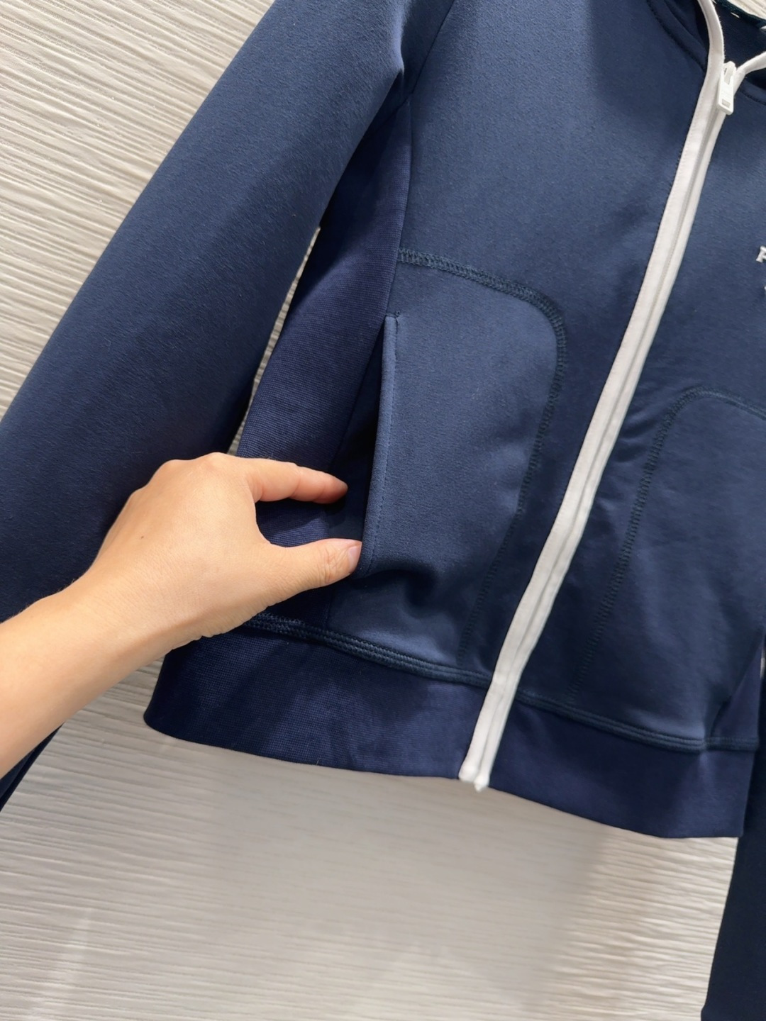 🛍️Prad*👑 2025FW新款套装 上身显瘦又提升时髦度，复古优雅气质单品。衣橱必备！做工品质看细节