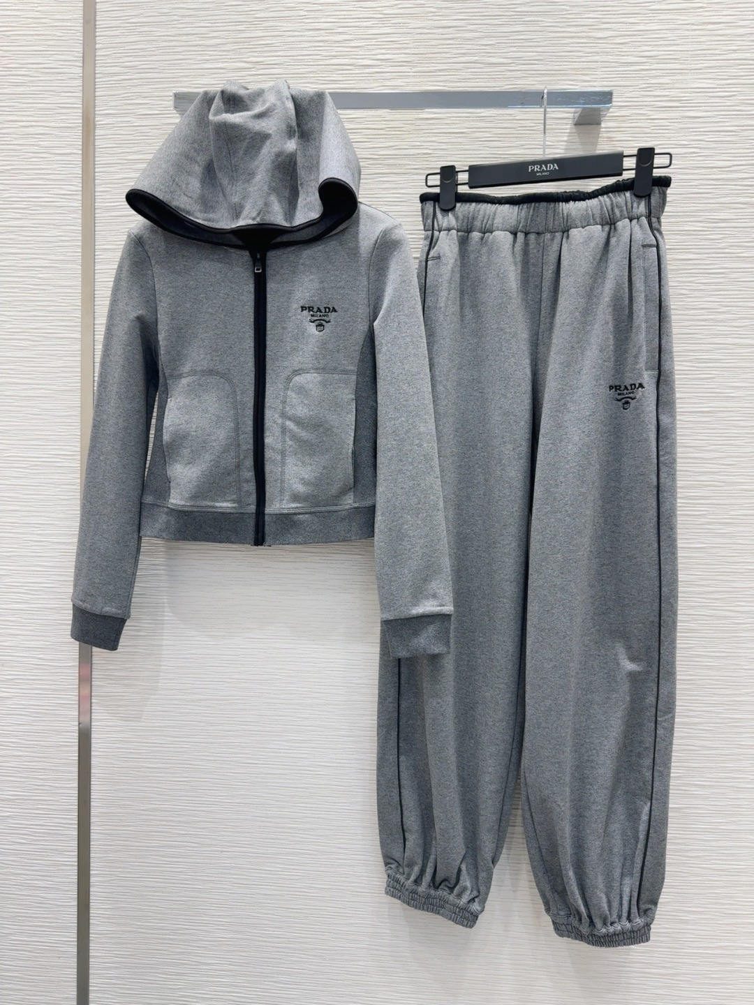 🛍️Prad*👑 2025FW新款套装 上身显瘦又提升时髦度，复古优雅气质单品。衣橱必备！做工品质看细节