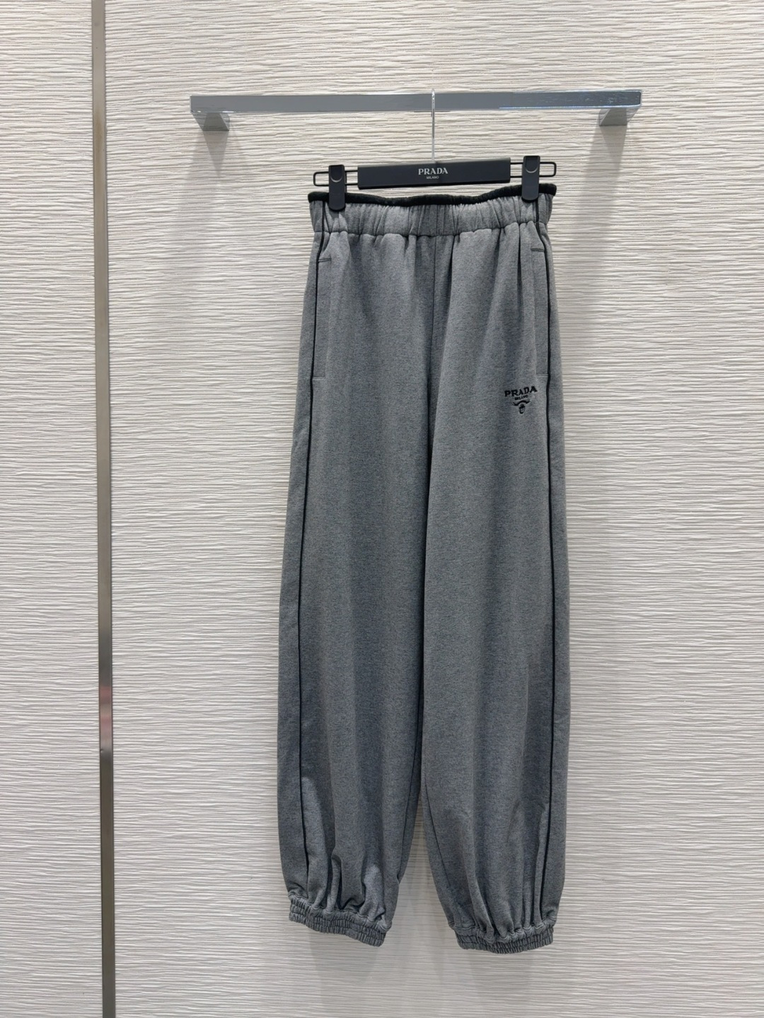 🛍️Prad*👑 2025FW新款套装 上身显瘦又提升时髦度，复古优雅气质单品。衣橱必备！做工品质看细节