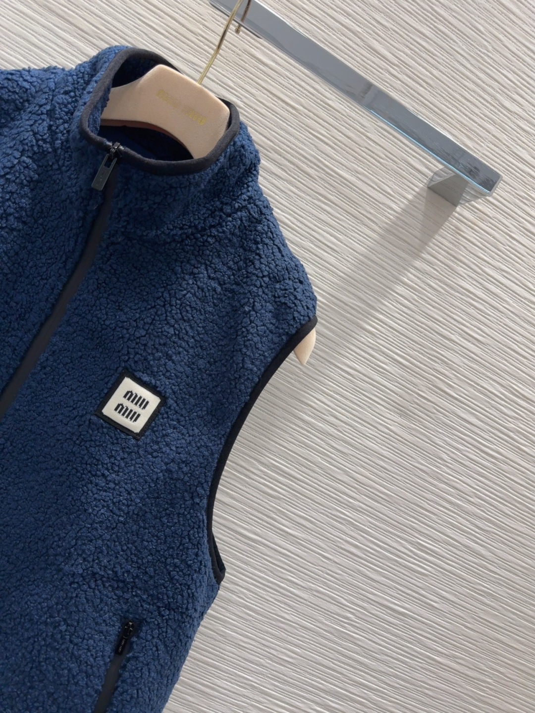 🛍️Miu Mi*👑2025FW新款马甲 高级大气 满满的穿搭高级感 创新面料 轻盈柔软 实物非常赞！上