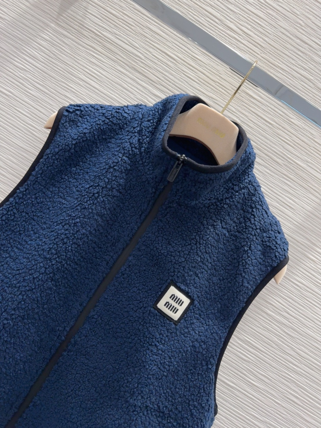 🛍️Miu Mi*👑2025FW新款马甲 高级大气 满满的穿搭高级感 创新面料 轻盈柔软 实物非常赞！上