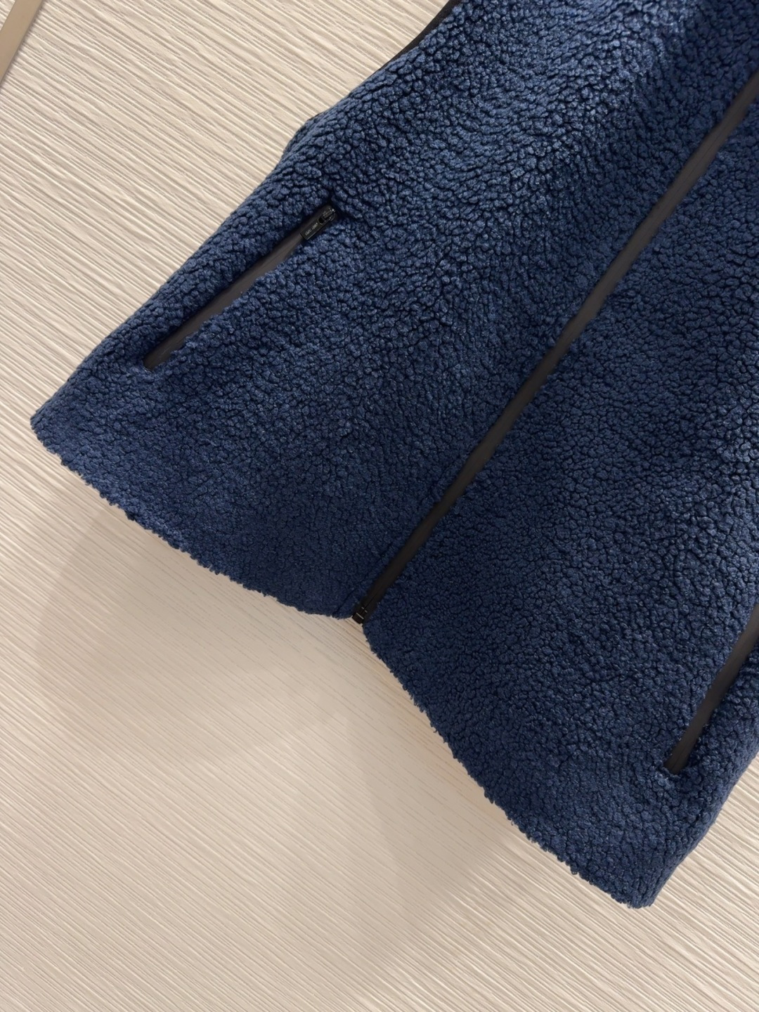 🛍️Miu Mi*👑2025FW新款马甲 高级大气 满满的穿搭高级感 创新面料 轻盈柔软 实物非常赞！上