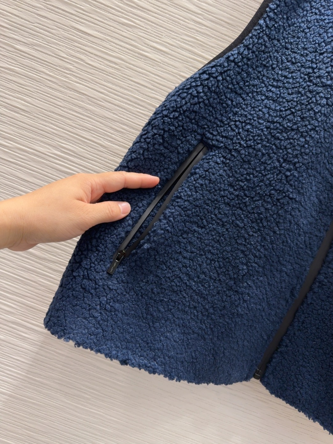 🛍️Miu Mi*👑2025FW新款马甲 高级大气 满满的穿搭高级感 创新面料 轻盈柔软 实物非常赞！上