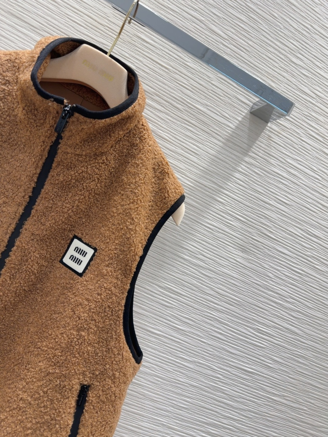 🛍️Miu Mi*👑2025FW新款马甲 高级大气 满满的穿搭高级感 创新面料 轻盈柔软 实物非常赞！上