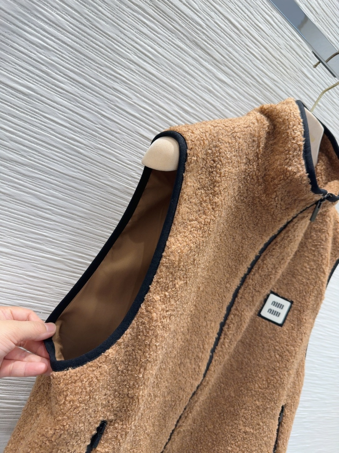 🛍️Miu Mi*👑2025FW新款马甲 高级大气 满满的穿搭高级感 创新面料 轻盈柔软 实物非常赞！上