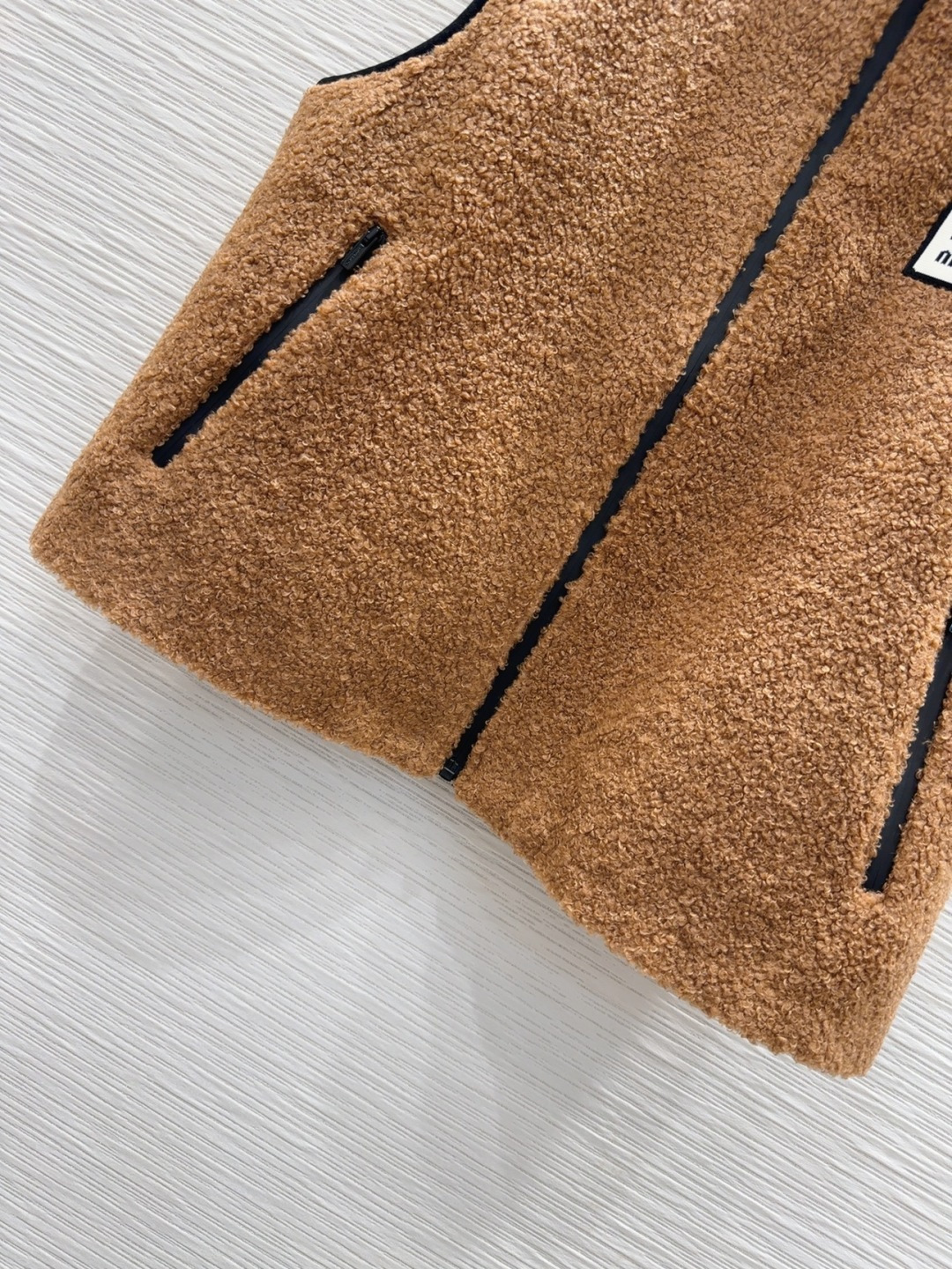 🛍️Miu Mi*👑2025FW新款马甲 高级大气 满满的穿搭高级感 创新面料 轻盈柔软 实物非常赞！上