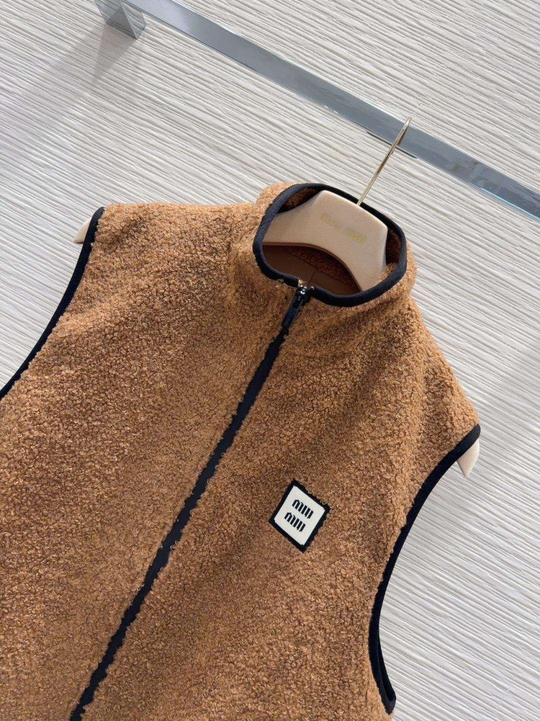 🛍️Miu Mi*👑2025FW新款马甲 高级大气 满满的穿搭高级感 创新面料 轻盈柔软 实物非常赞！上