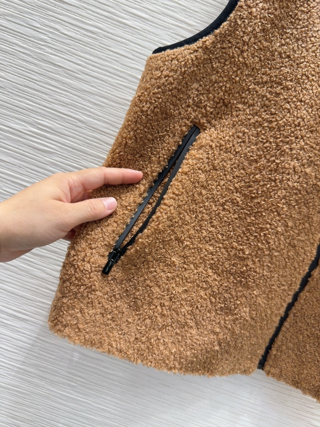 🛍️Miu Mi*👑2025FW新款马甲 高级大气 满满的穿搭高级感 创新面料 轻盈柔软 实物非常赞！上