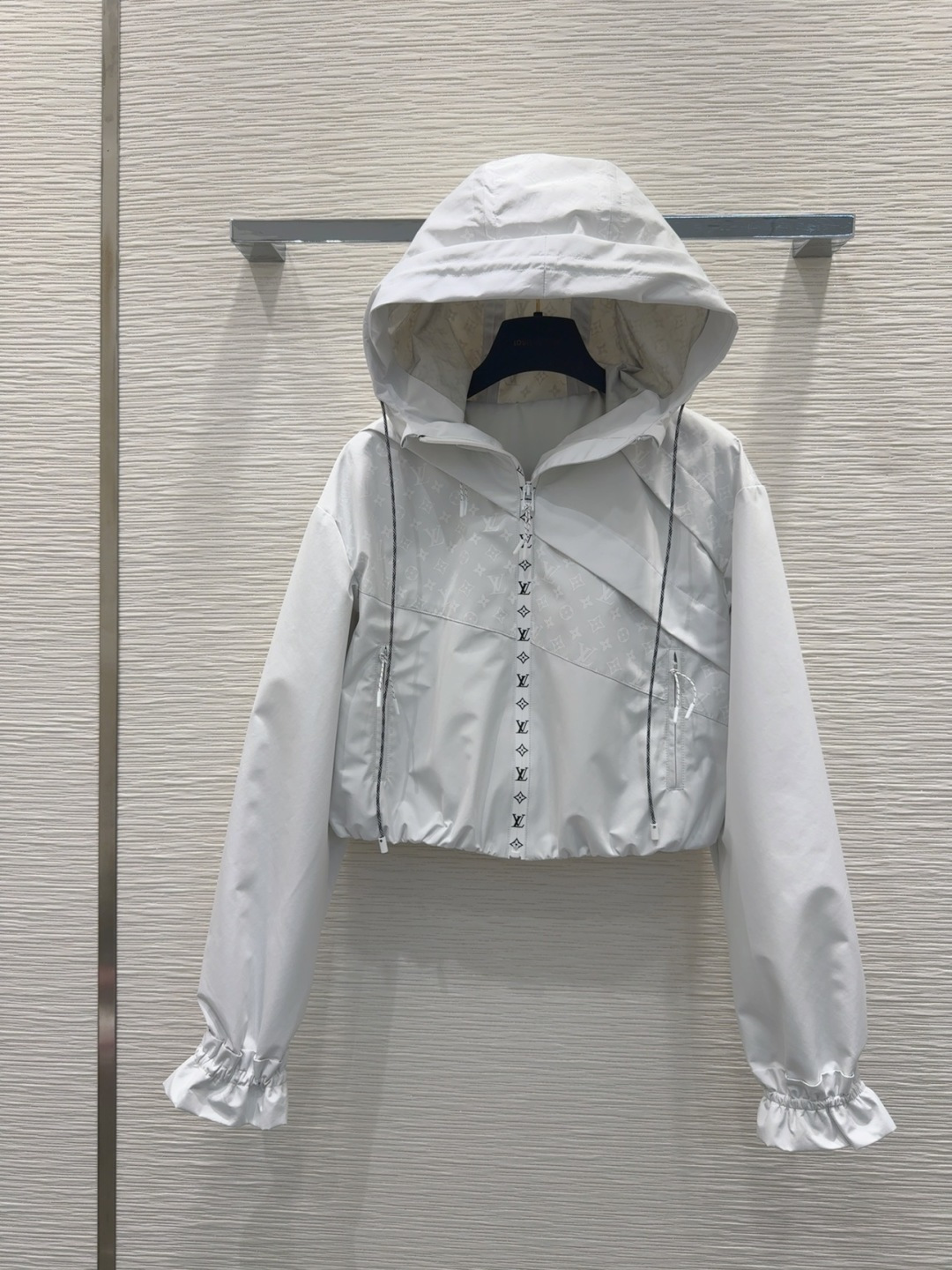 🛍️Louis Vuitto* 👑2025FW新款 防晒衣的设计 轻薄面料 特殊材质有肌理感 每个小细节