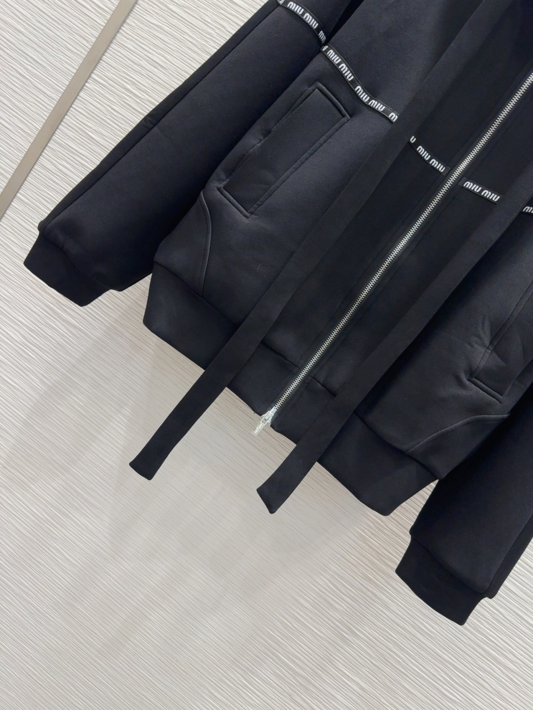 🛍️Miu Mi*👑2025FW新款休闲外套 高版出品！干净利落的剪裁 细节在线 设计简约又不失时髦感 