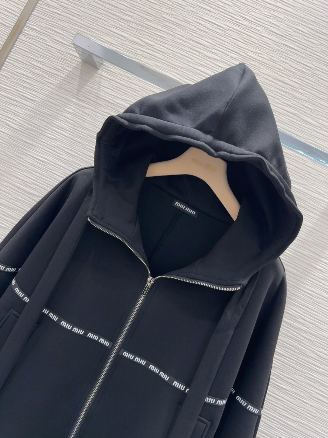 🛍️Miu Mi*👑2025FW新款休闲外套 高版出品！干净利落的剪裁 细节在线 设计简约又不失时髦感 