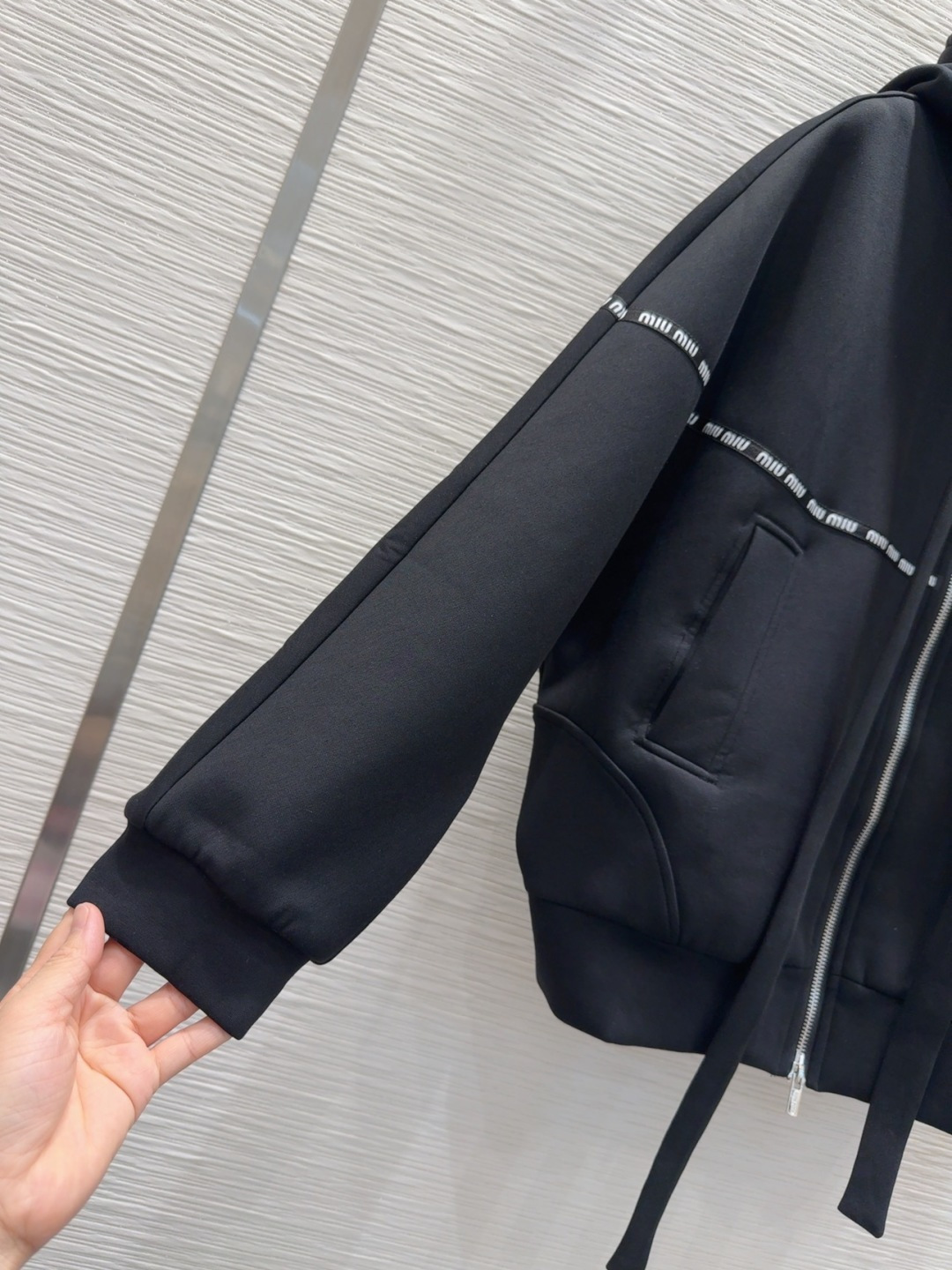 🛍️Miu Mi*👑2025FW新款休闲外套 高版出品！干净利落的剪裁 细节在线 设计简约又不失时髦感 