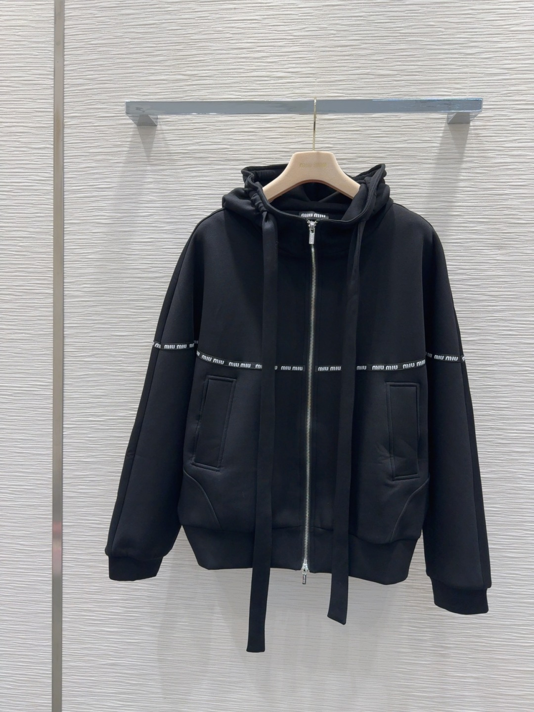 🛍️Miu Mi*👑2025FW新款休闲外套 高版出品！干净利落的剪裁 细节在线 设计简约又不失时髦感 