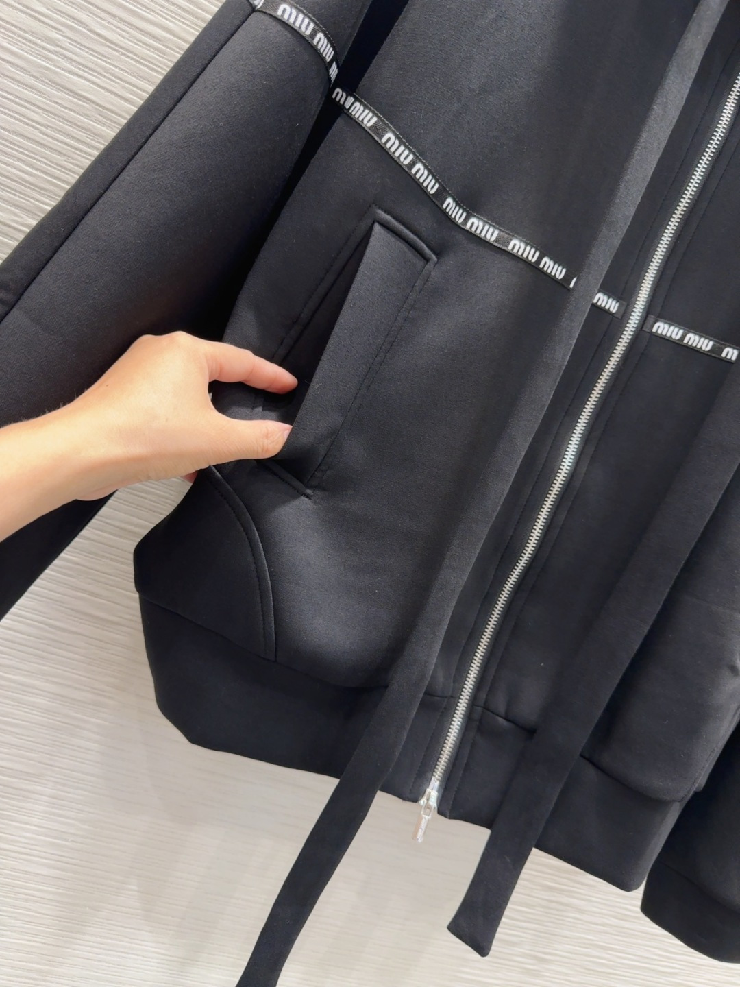 🛍️Miu Mi*👑2025FW新款休闲外套 高版出品！干净利落的剪裁 细节在线 设计简约又不失时髦感 