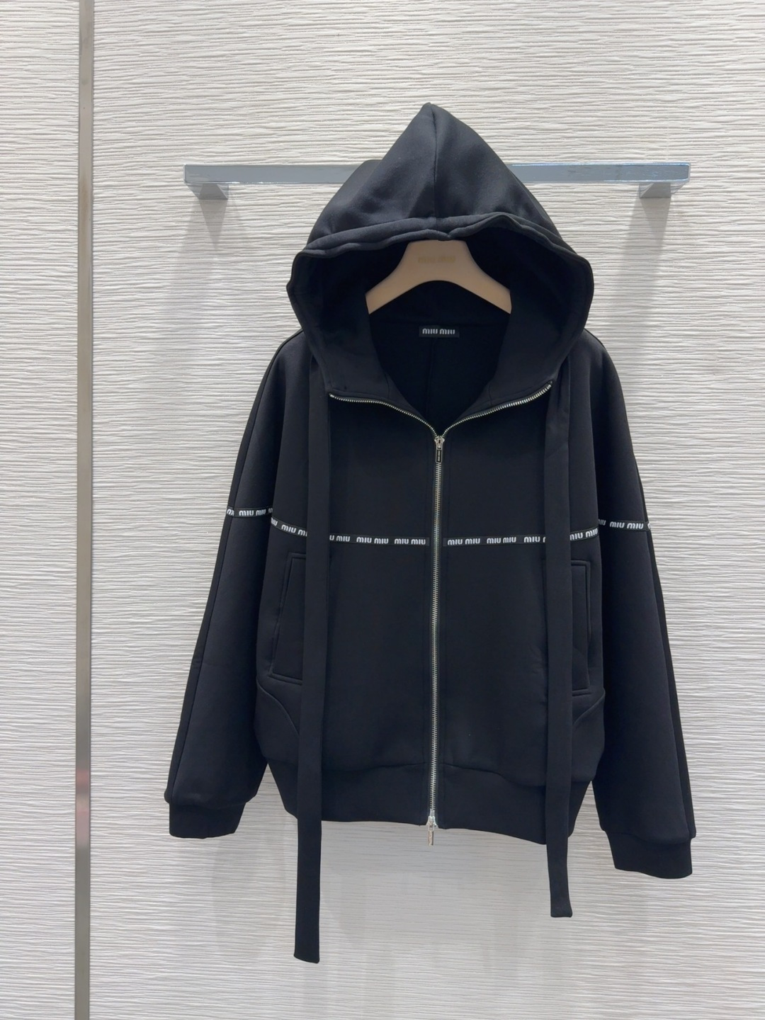 🛍️Miu Mi*👑2025FW新款休闲外套 高版出品！干净利落的剪裁 细节在线 设计简约又不失时髦感 