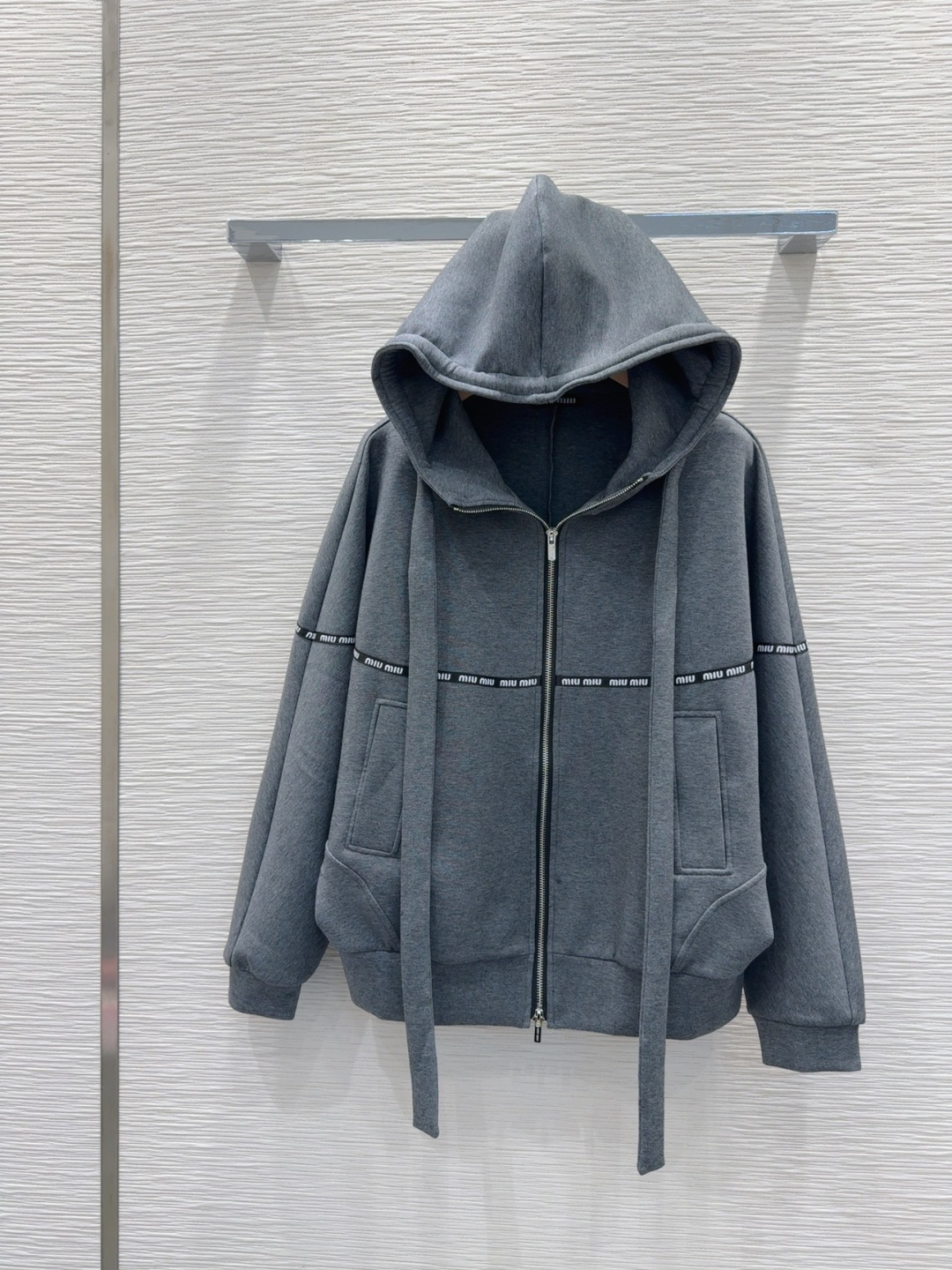 🛍️Miu Mi*👑2025FW新款休闲外套 高版出品！干净利落的剪裁 细节在线 设计简约又不失时髦感 