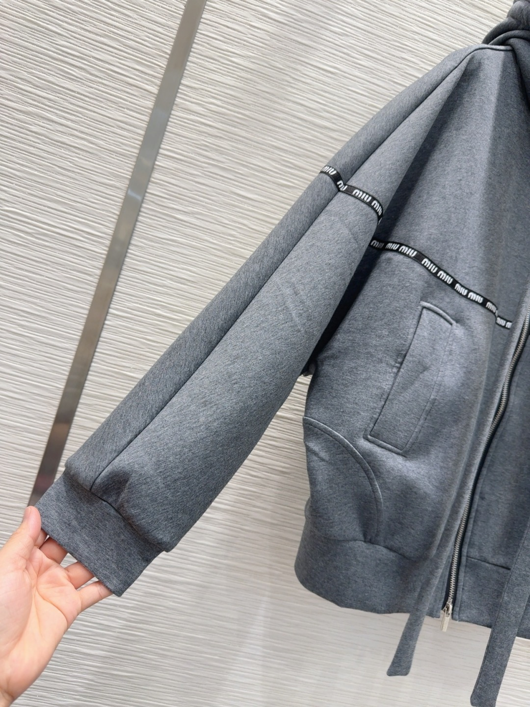 🛍️Miu Mi*👑2025FW新款休闲外套 高版出品！干净利落的剪裁 细节在线 设计简约又不失时髦感 