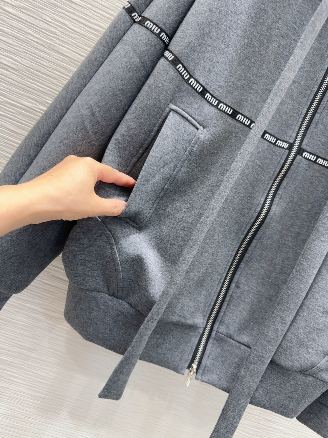 🛍️Miu Mi*👑2025FW新款休闲外套 高版出品！干净利落的剪裁 细节在线 设计简约又不失时髦感 