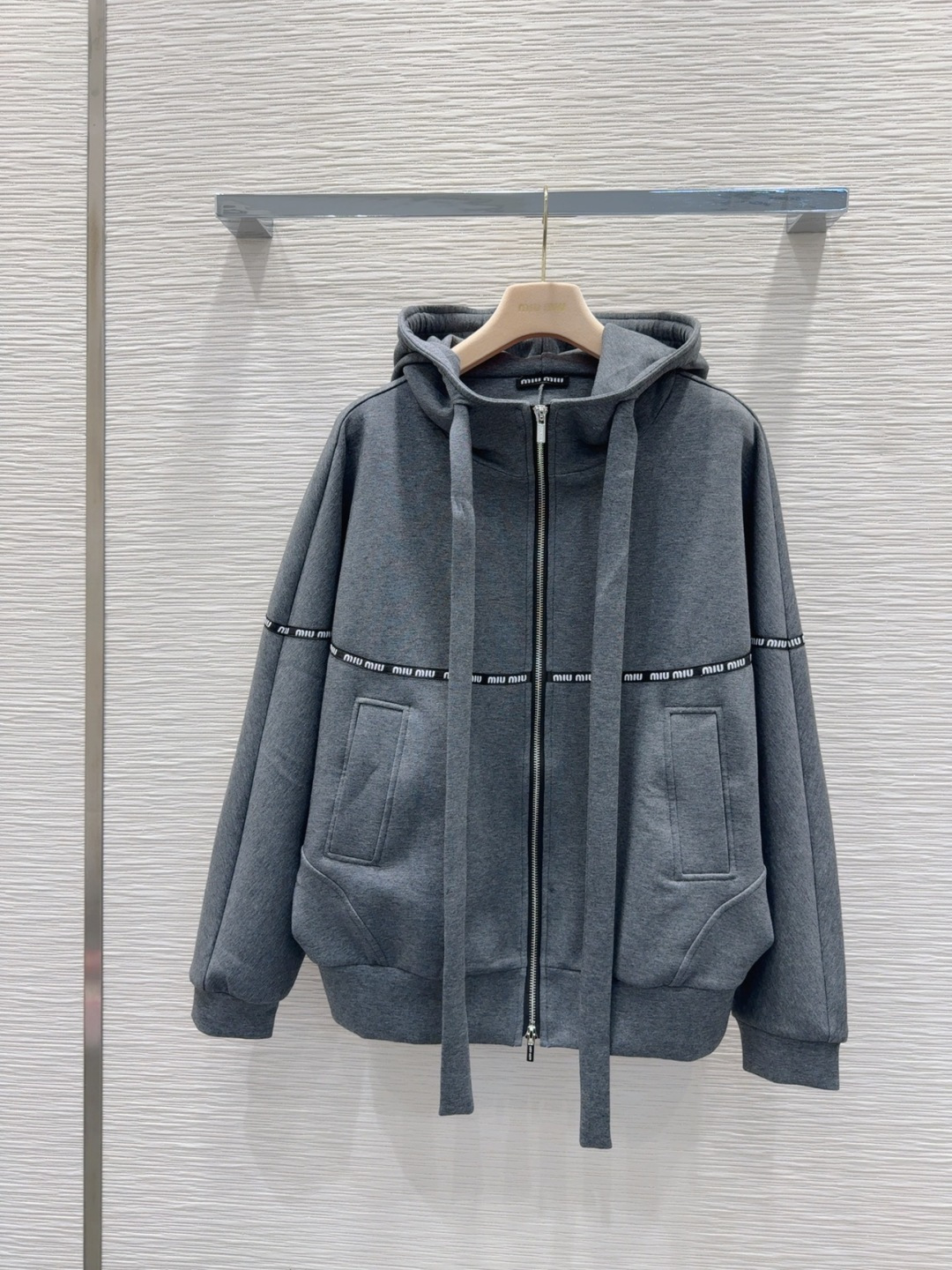 🛍️Miu Mi*👑2025FW新款休闲外套 高版出品！干净利落的剪裁 细节在线 设计简约又不失时髦感 