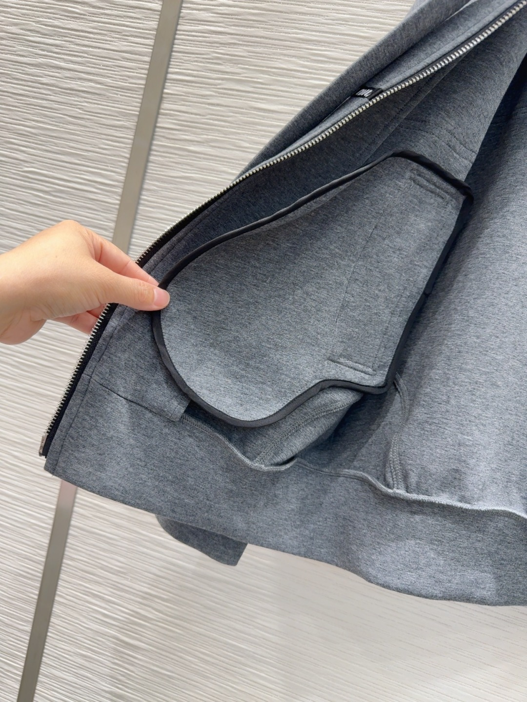 🛍️Miu Mi*👑2025FW新款休闲外套 高版出品！干净利落的剪裁 细节在线 设计简约又不失时髦感 