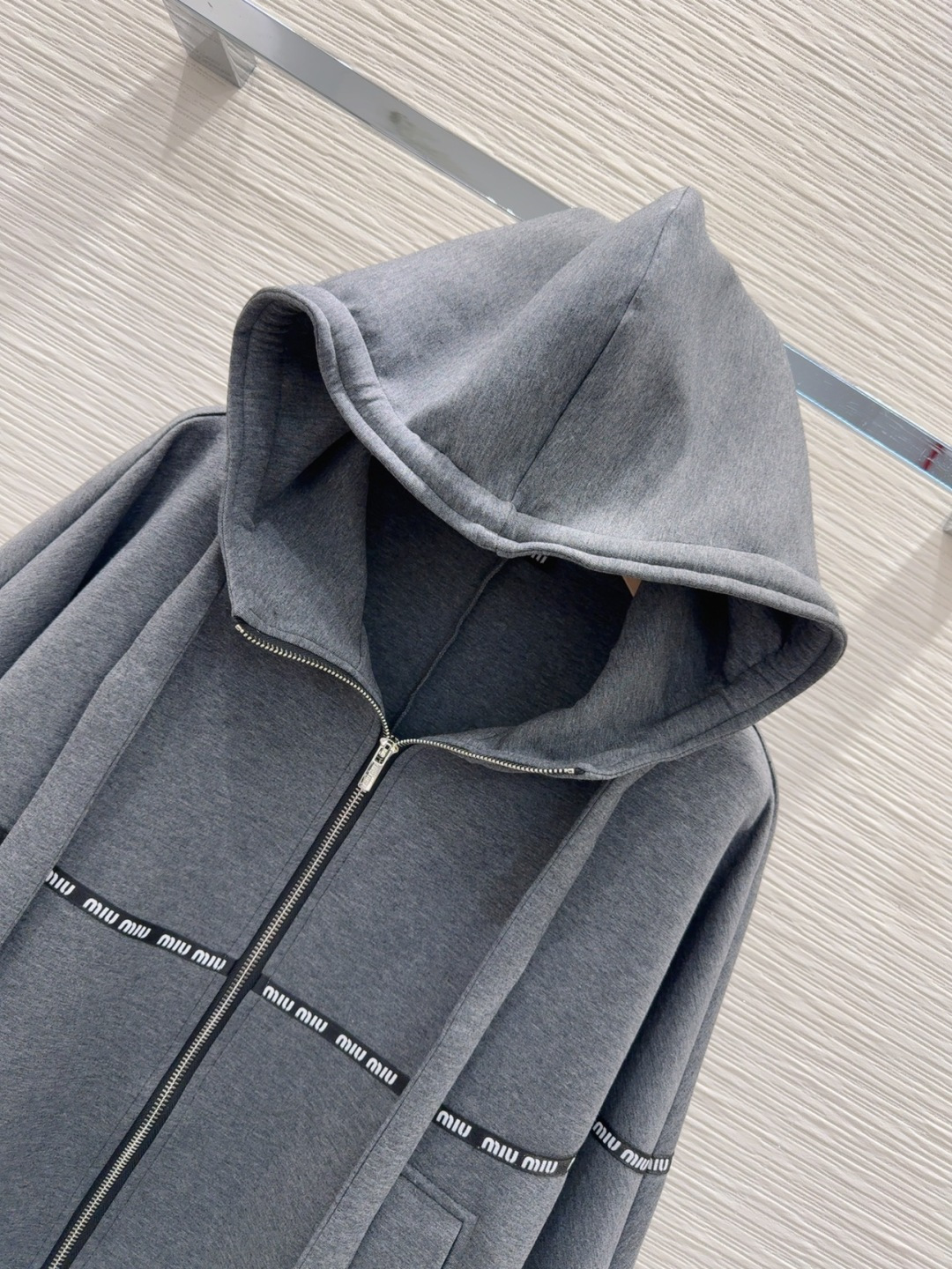 🛍️Miu Mi*👑2025FW新款休闲外套 高版出品！干净利落的剪裁 细节在线 设计简约又不失时髦感 