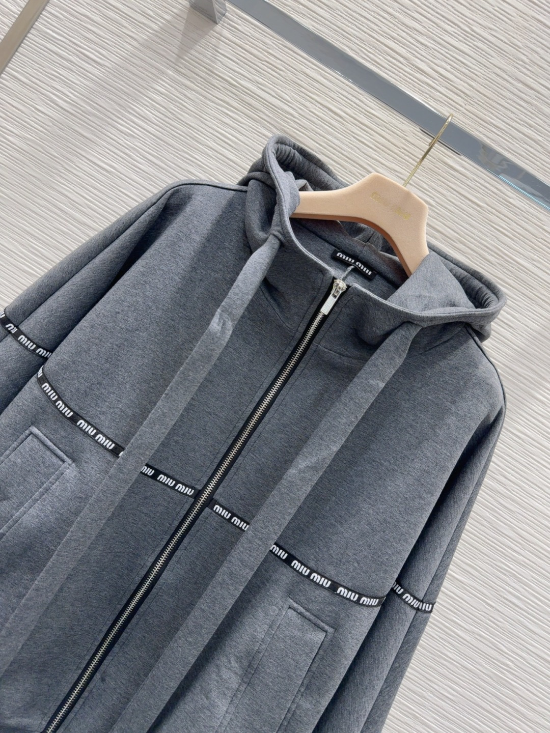 🛍️Miu Mi*👑2025FW新款休闲外套 高版出品！干净利落的剪裁 细节在线 设计简约又不失时髦感 