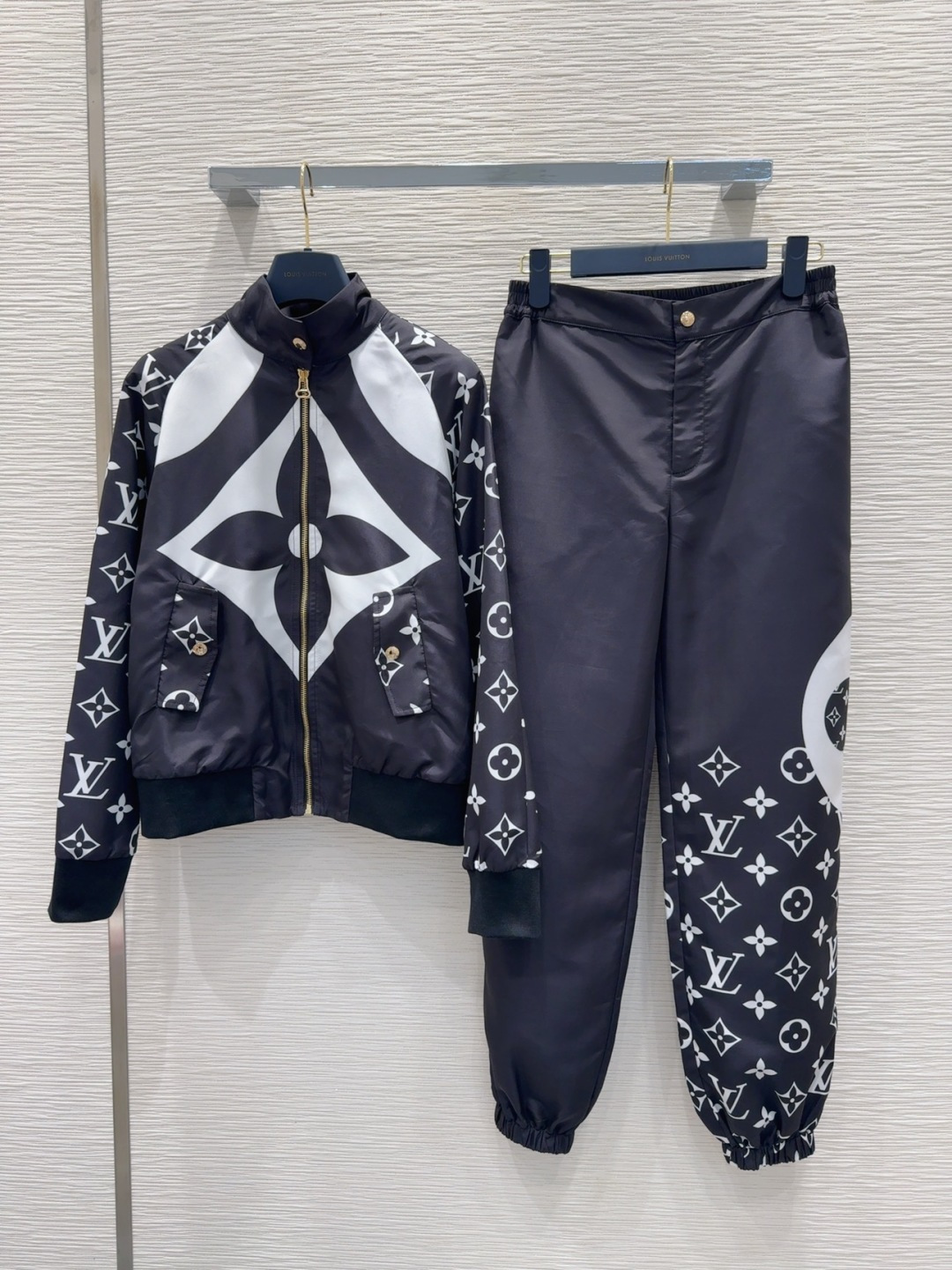 🛍️Louis Vuitto*👑2025FW新款套装 轻薄面料 特殊材质有肌理感 每个小细节都非常注重 