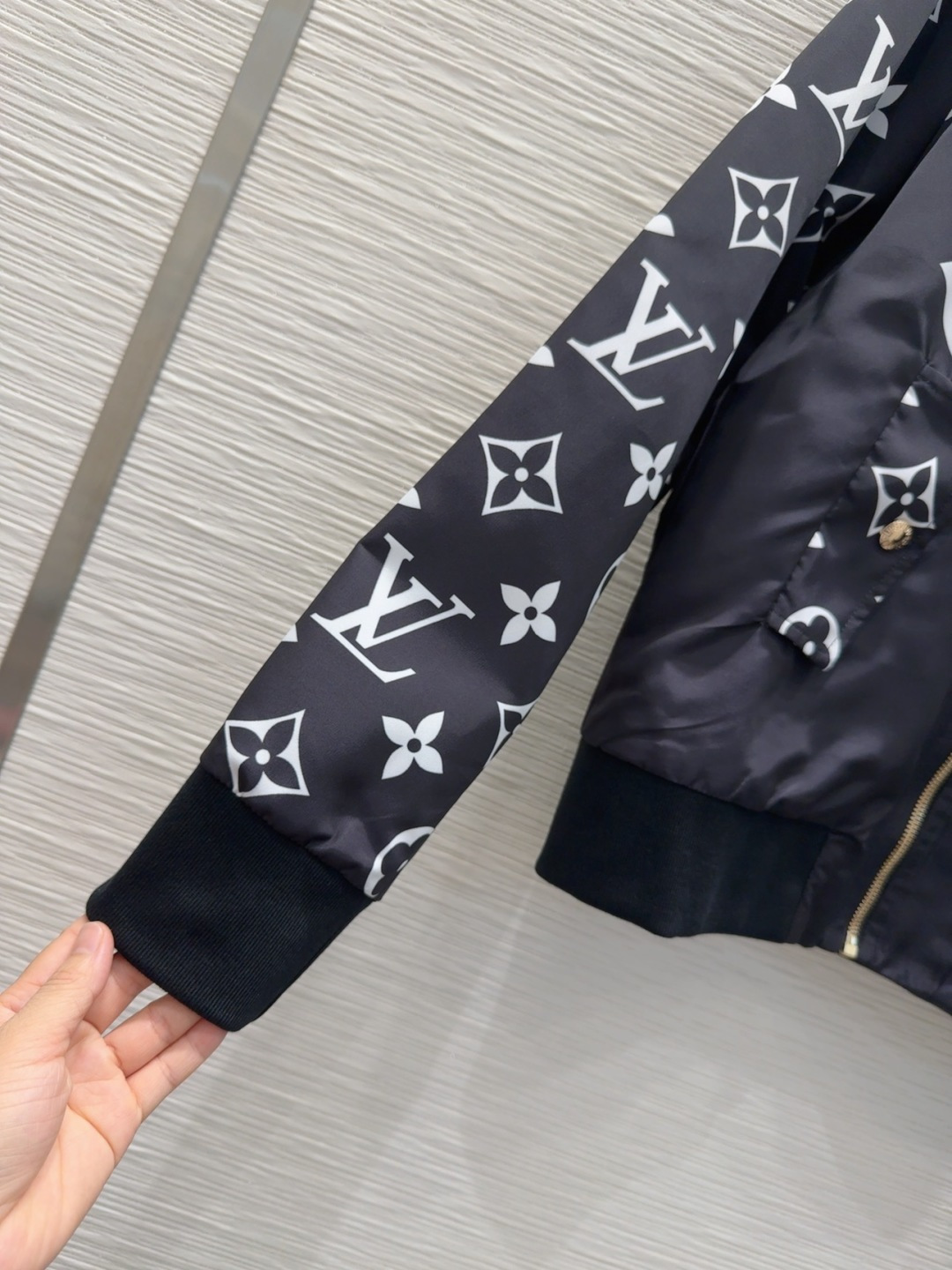 🛍️Louis Vuitto*👑2025FW新款套装 轻薄面料 特殊材质有肌理感 每个小细节都非常注重 