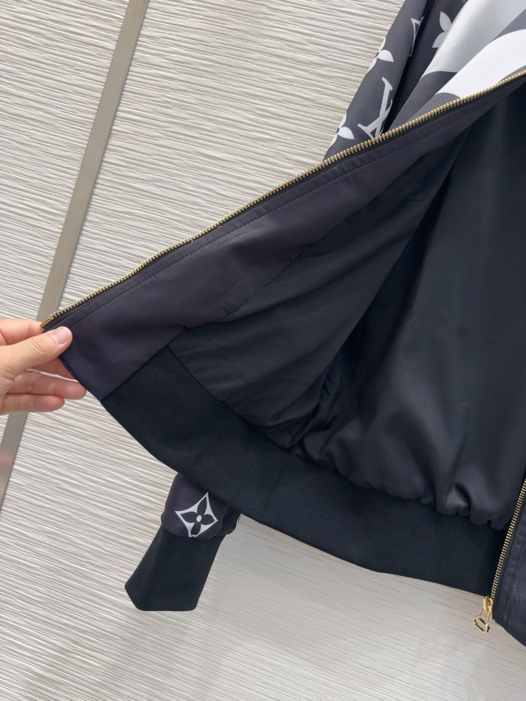 🛍️Louis Vuitto*👑2025FW新款套装 轻薄面料 特殊材质有肌理感 每个小细节都非常注重 