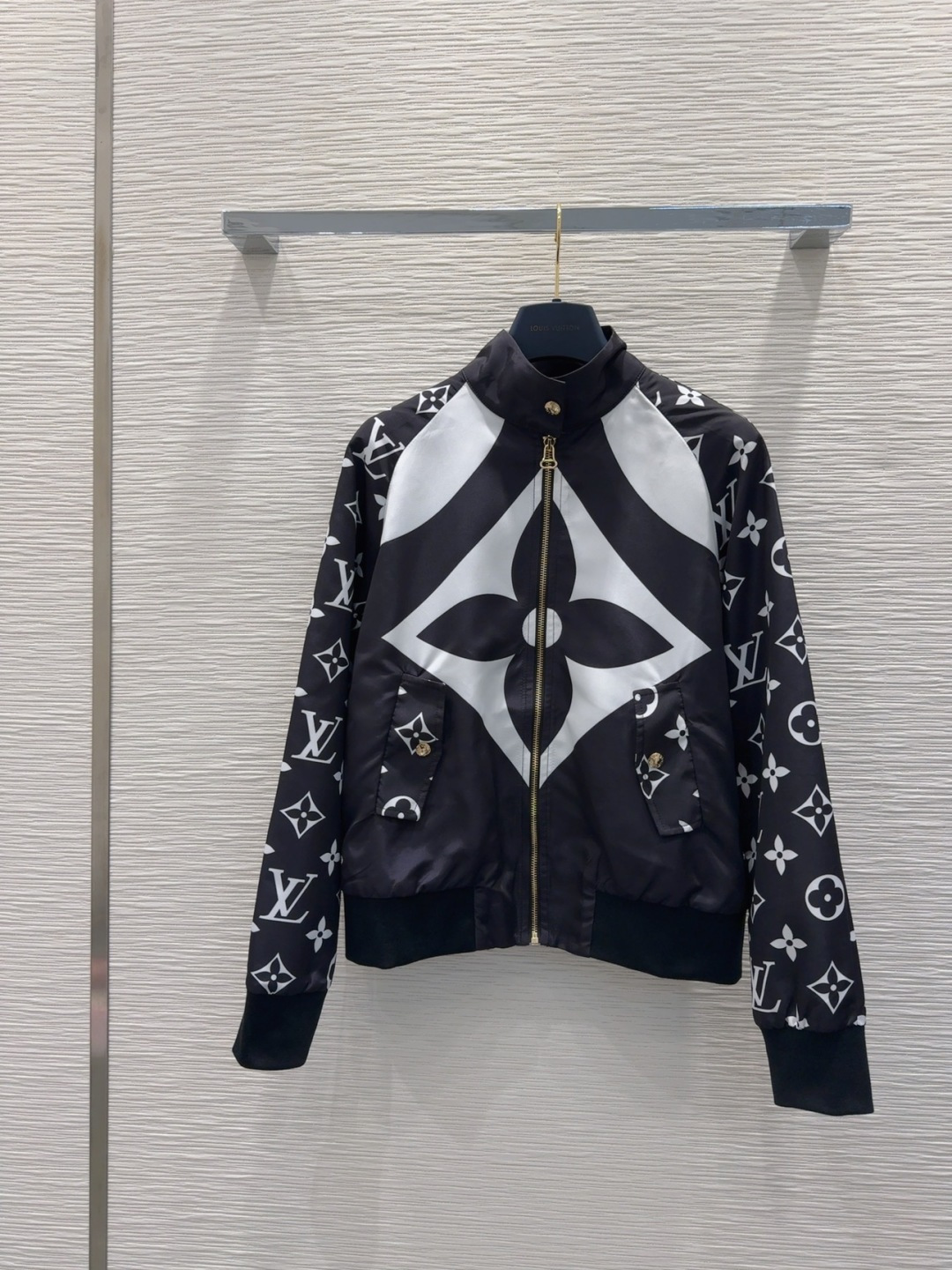 🛍️Louis Vuitto*👑2025FW新款套装 轻薄面料 特殊材质有肌理感 每个小细节都非常注重 