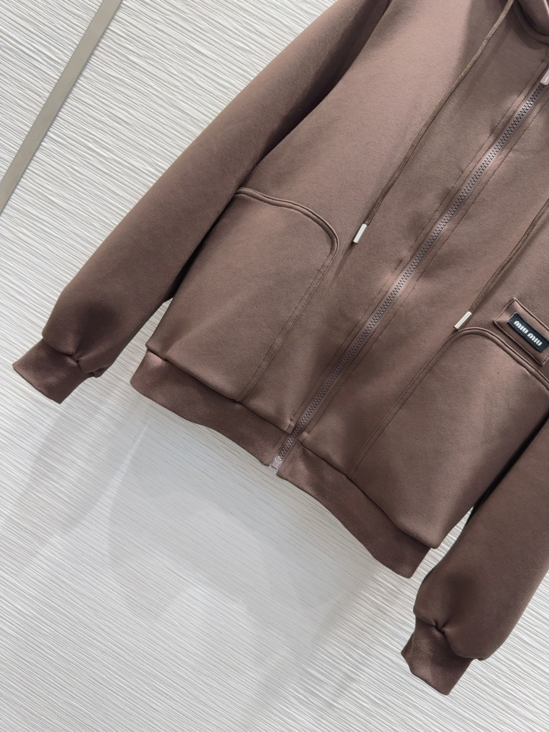 🛍️Miu Mi*👑 2025FW新款休闲套装 上身显瘦又提升时髦度，复古优雅气质单品。衣橱必备！做工品