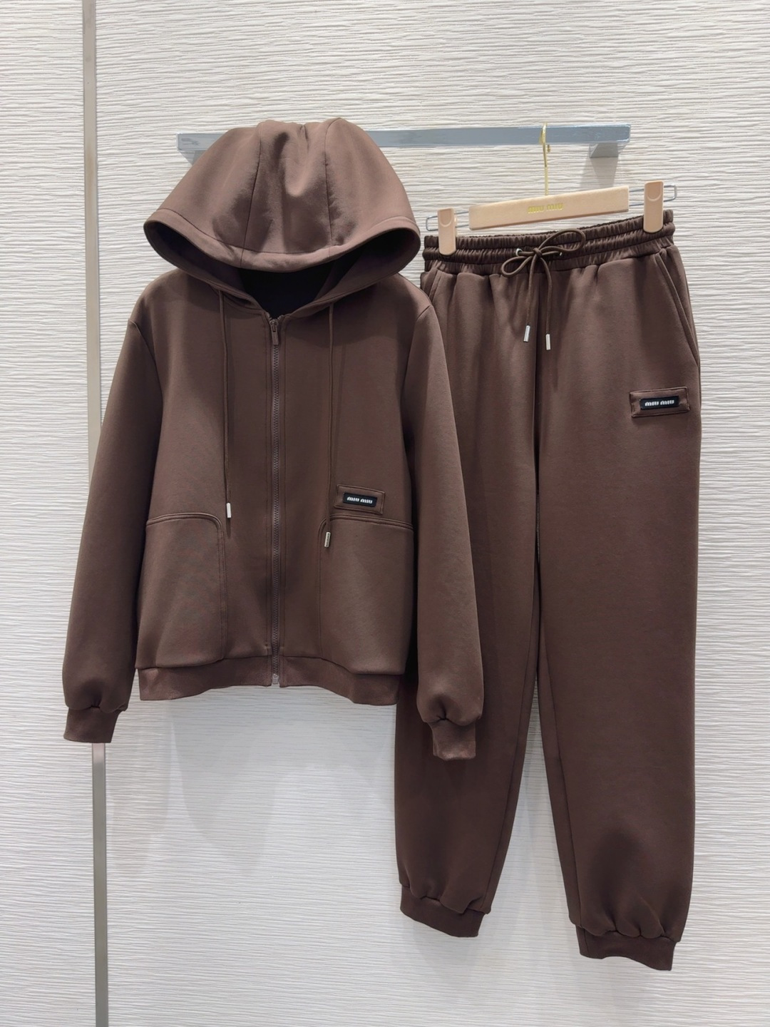 🛍️Miu Mi*👑 2025FW新款休闲套装 上身显瘦又提升时髦度，复古优雅气质单品。衣橱必备！做工品