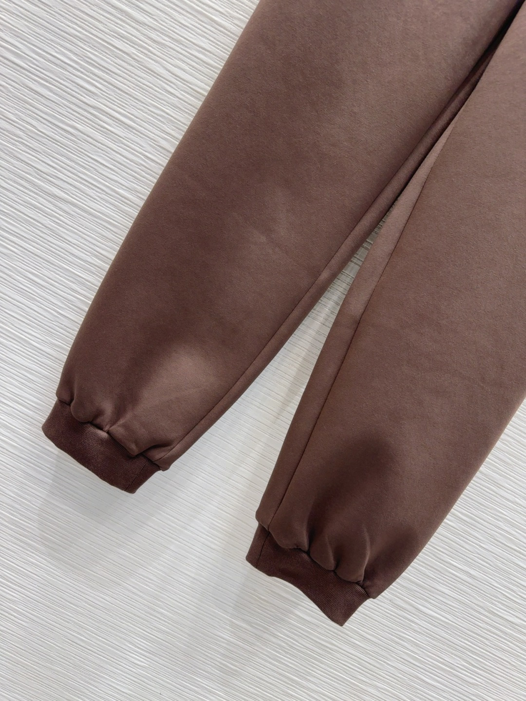 🛍️Miu Mi*👑 2025FW新款休闲套装 上身显瘦又提升时髦度，复古优雅气质单品。衣橱必备！做工品