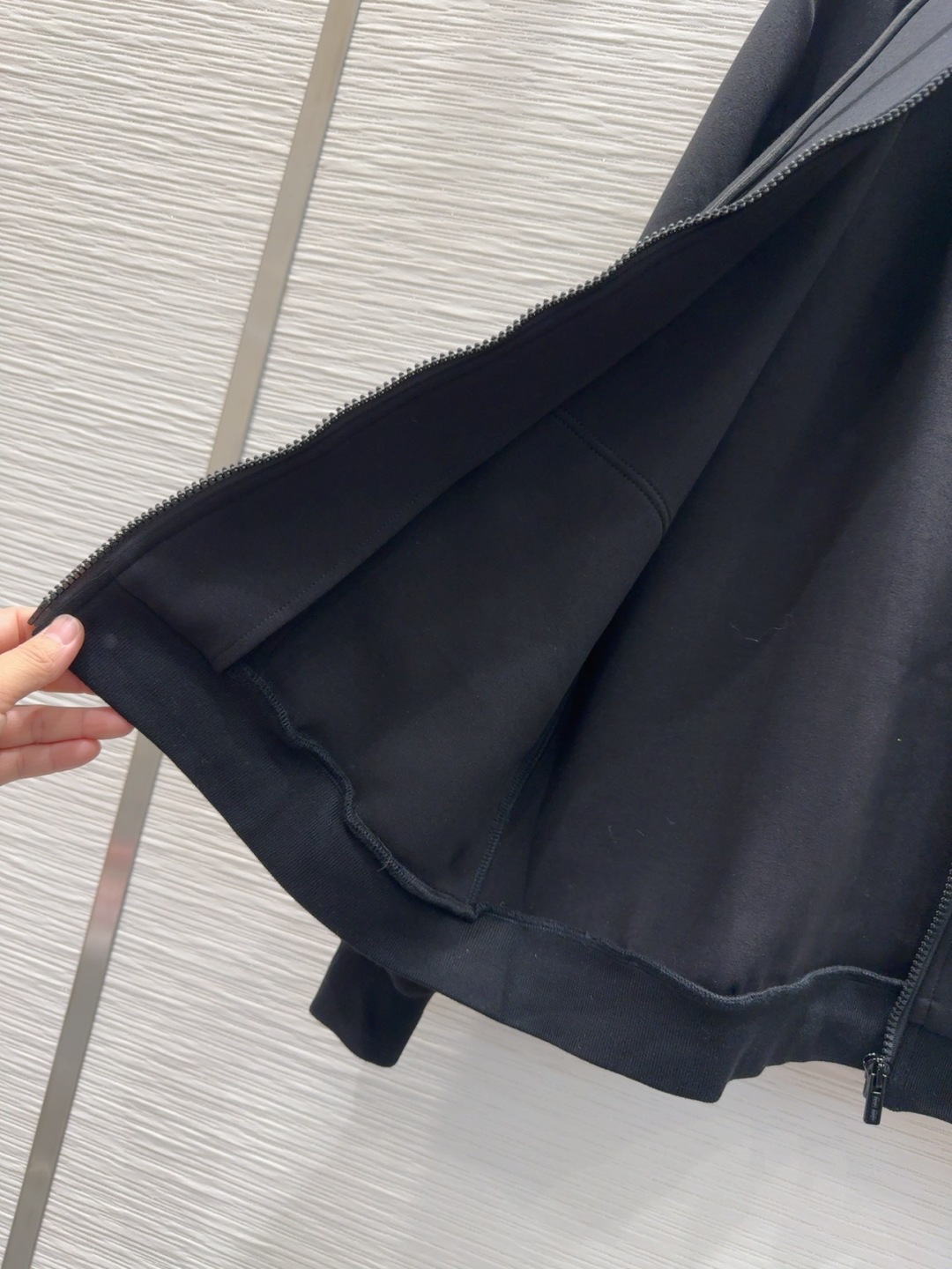 🛍️Miu Mi*👑 2025FW新款休闲套装 上身显瘦又提升时髦度，复古优雅气质单品。衣橱必备！做工品