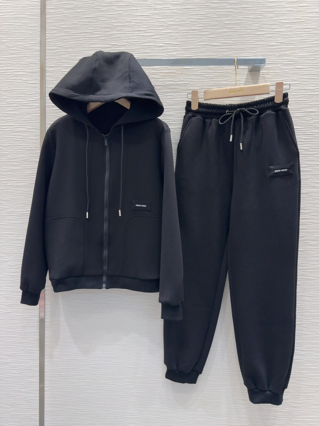 🛍️Miu Mi*👑 2025FW新款休闲套装 上身显瘦又提升时髦度，复古优雅气质单品。衣橱必备！做工品