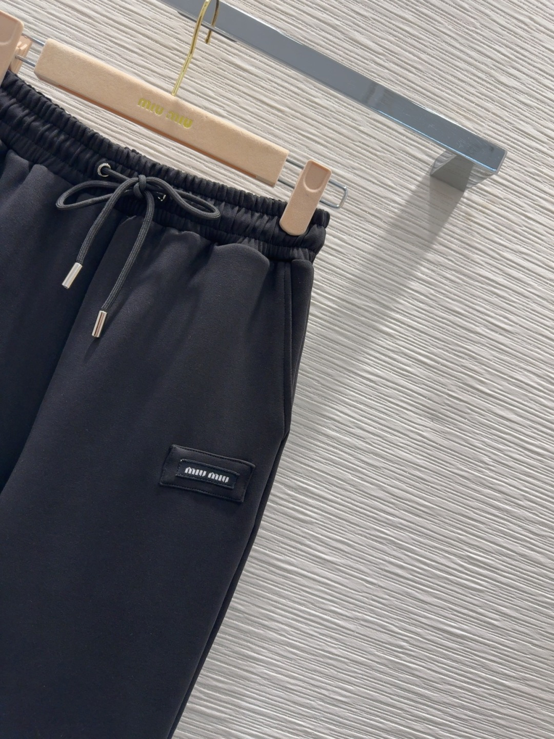 🛍️Miu Mi*👑 2025FW新款休闲套装 上身显瘦又提升时髦度，复古优雅气质单品。衣橱必备！做工品