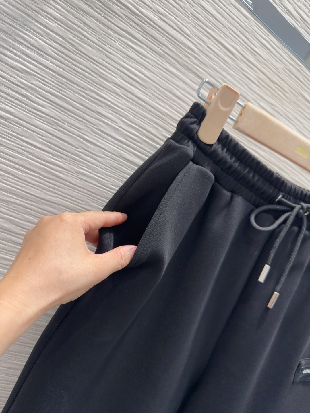 🛍️Miu Mi*👑 2025FW新款休闲套装 上身显瘦又提升时髦度，复古优雅气质单品。衣橱必备！做工品